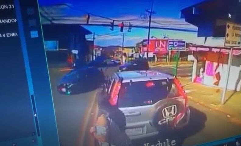 Mujer sobrevive a atropello de camión en Ciudad Quesada. captura de pantalla.