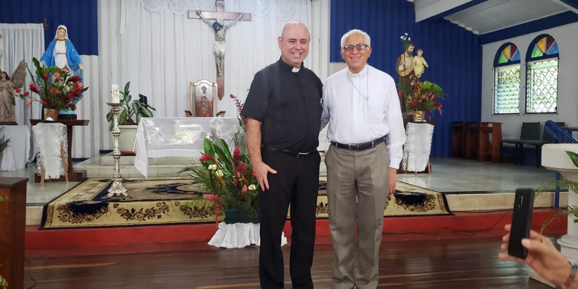 La ordenación episcopal de monseñor Juan Miguel Castro Rojas, como el quinto obispo de la diócesis de San Isidro de El General, es el 25 de enero del 2022 a las 10 de la mañana en la Parroquia San Isidro Labrador. En la foto junto a monseñor fray Gabriel Enrique Montero quien estuvo en ese cargo del 2014-2021.