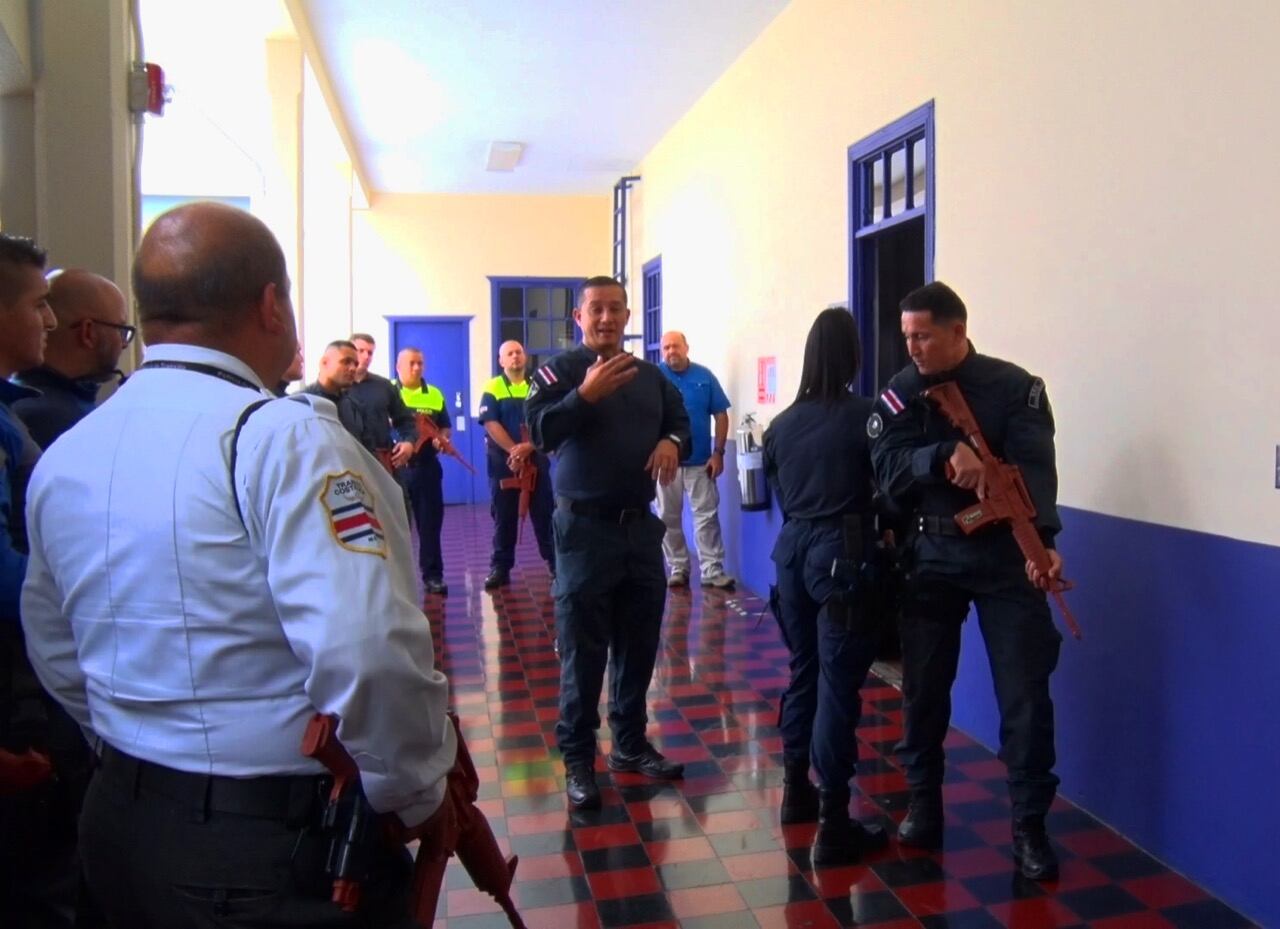 Agentes Federales de los Estados Unidos están dando varios cursos a la comunidad educativa pública y privada sobre la amenaza de tiroteos en centros educativos.
