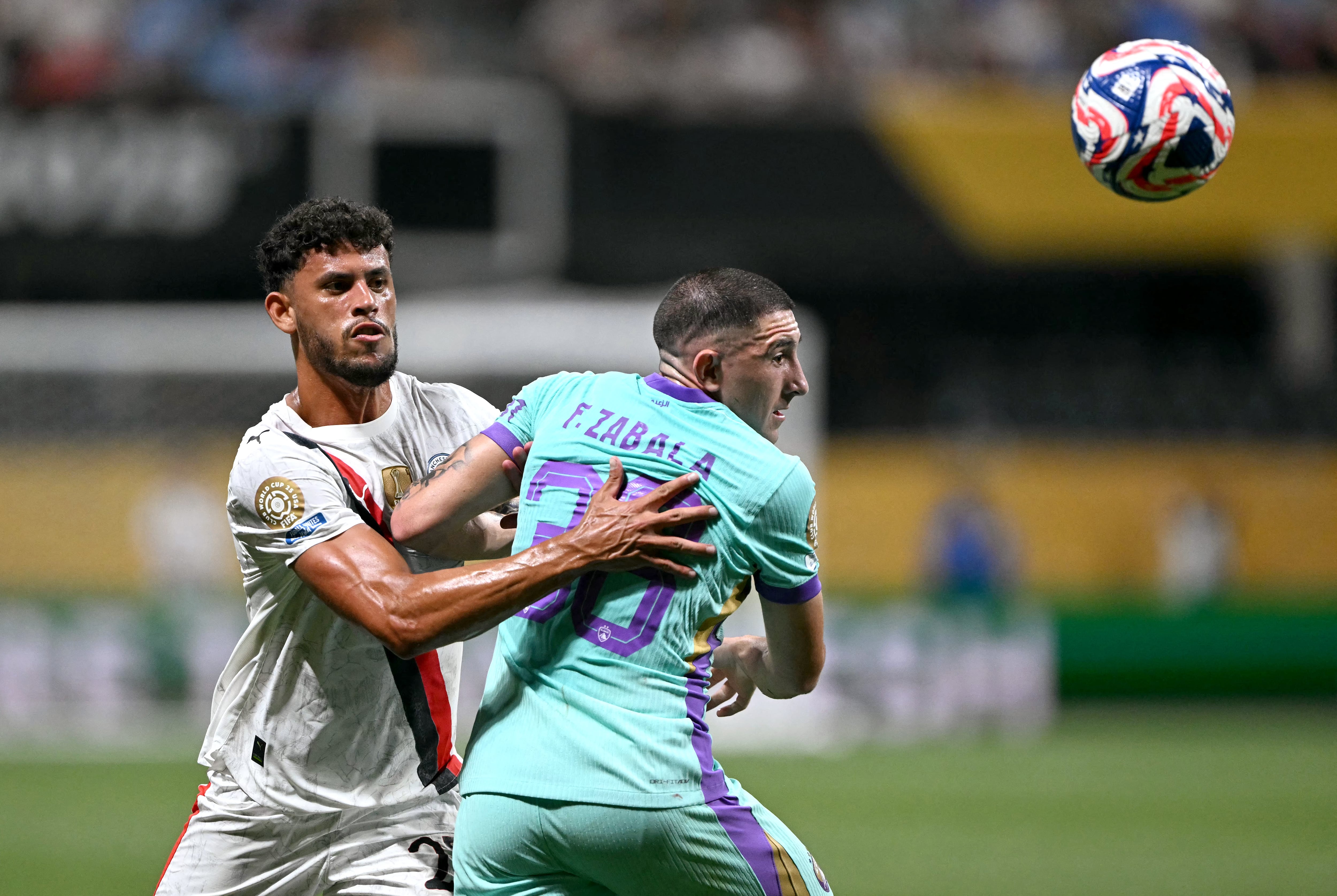 Matheus Nunes y Facundo Zabala disputan el balón en el partido entre Manchester City y Al Ain en el Mundial de Clubes.