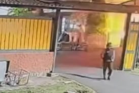 Cámara grabó a hombre cuando lanzó explosivo contra casa en Heredia
