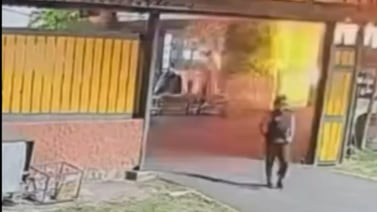 Cámara grabó a hombre cuando lanzó explosivo contra casa en Heredia