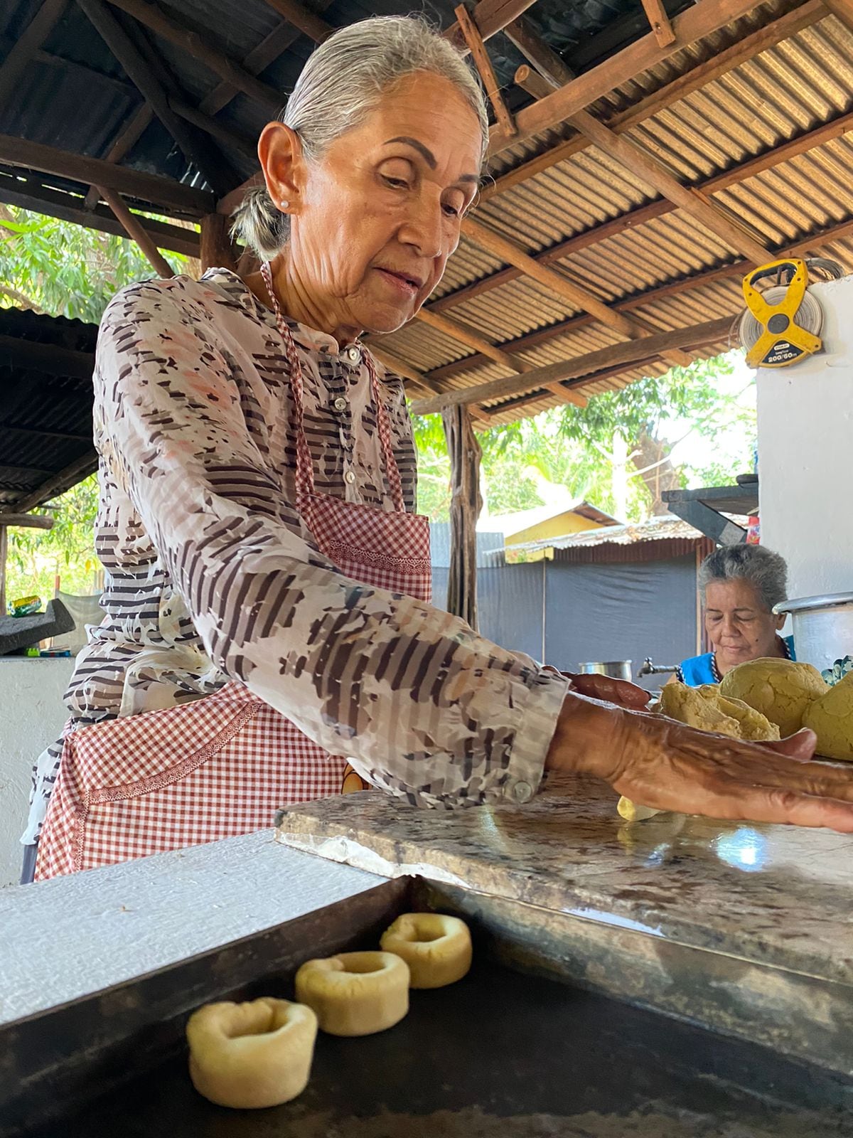 Para Semana Santa, nunca faltan dos cosas en la mesa de doña Lidiette Vásquez Contreras: el rosario y las rosquillas que le recuerdan sus tiempos de güila cuando su madre, doña Eva Contreras, mandaba a pelar las mazorcas de maíz, en playa Potrero de Santa Cruz de Guanacaste