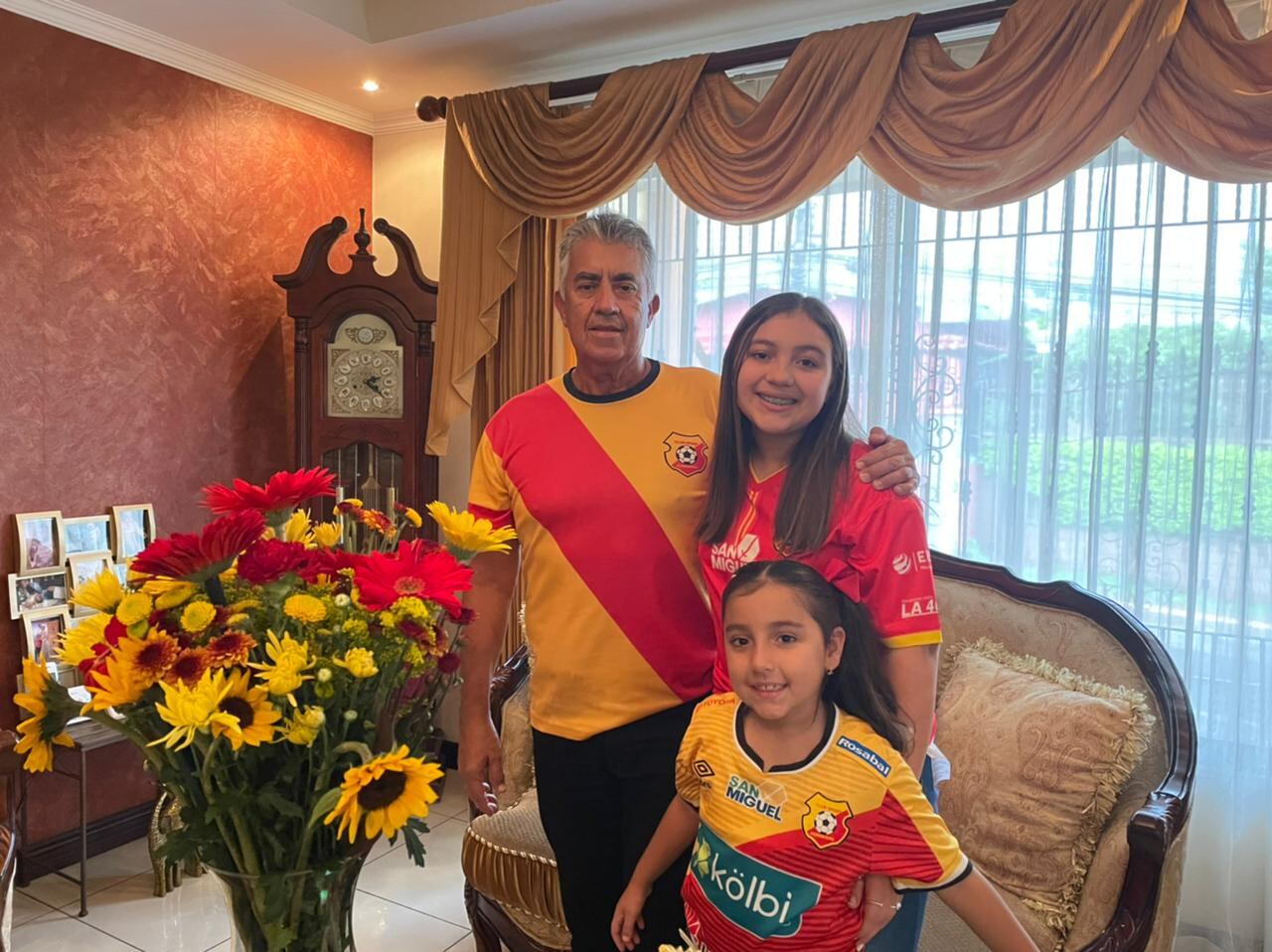 Gerardo Ramírez y sus nietas María Isabe y Sofía Zamora