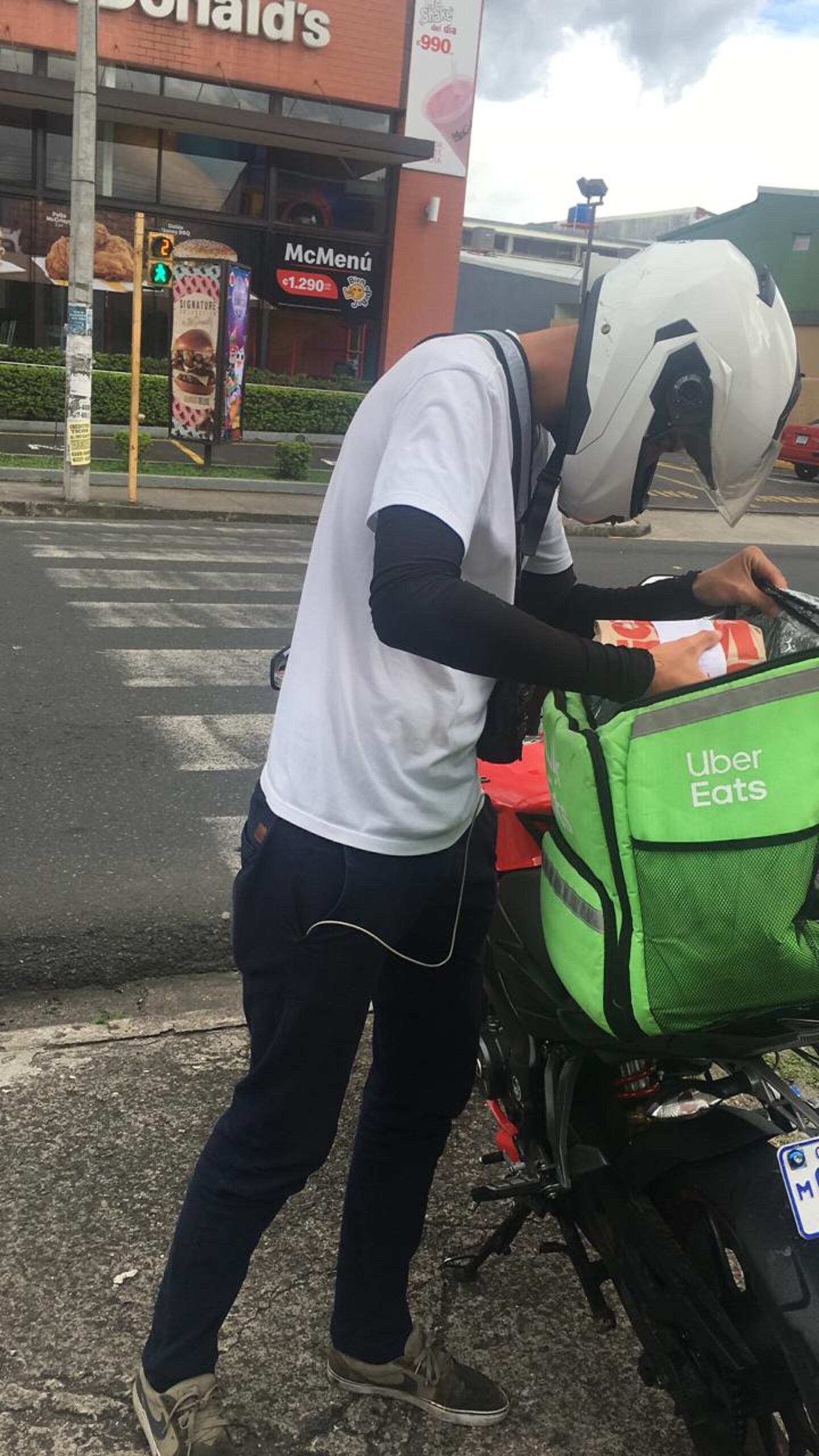 Tránsito le pide que por favor tenga paz con quienes entregan comidas a domicilio para evitar accidentes