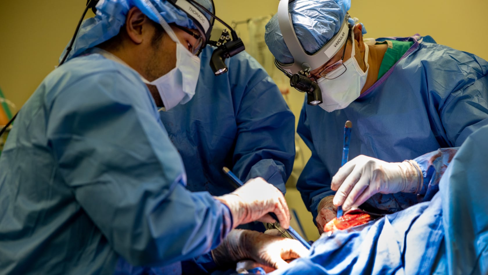 Especialistas de Northwestern mantuvieron con vida a un paciente sin pulmones durante 48 horas mediante un sistema artificial mientras esperaban un trasplante.