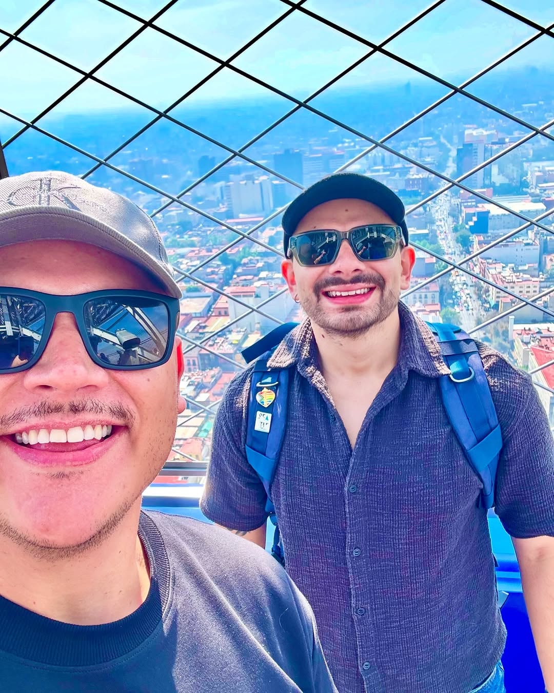 Periodista Josué Sánchez y su esposo disfrutan de una maravillosa luna de miel