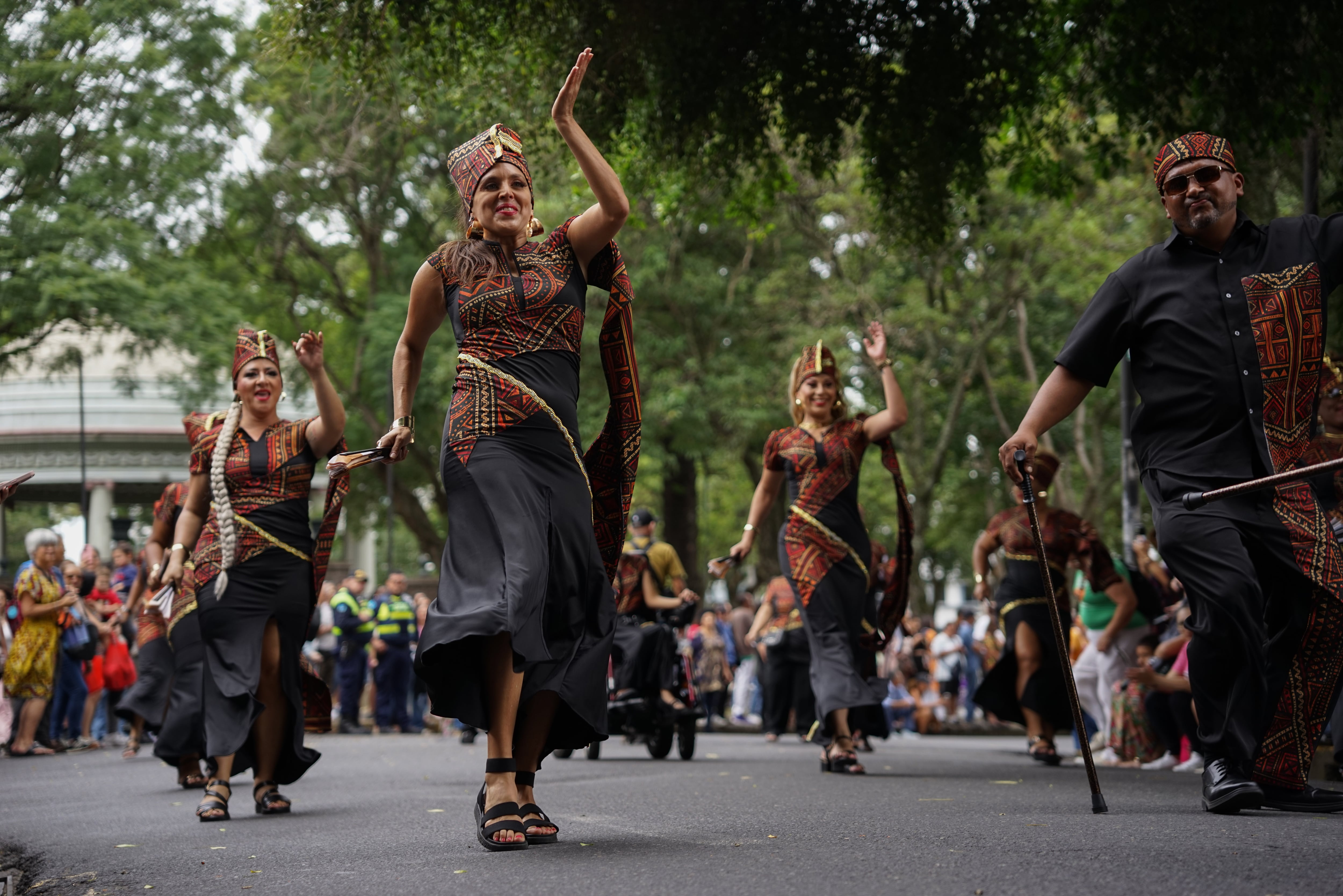 El desfile contó con la participación de agrupaciones coreográficas como AAN (African Ancestry Network), Black Caribean Seeds, Wakanda Project y el Colectivo Folclórico Cantarrana.