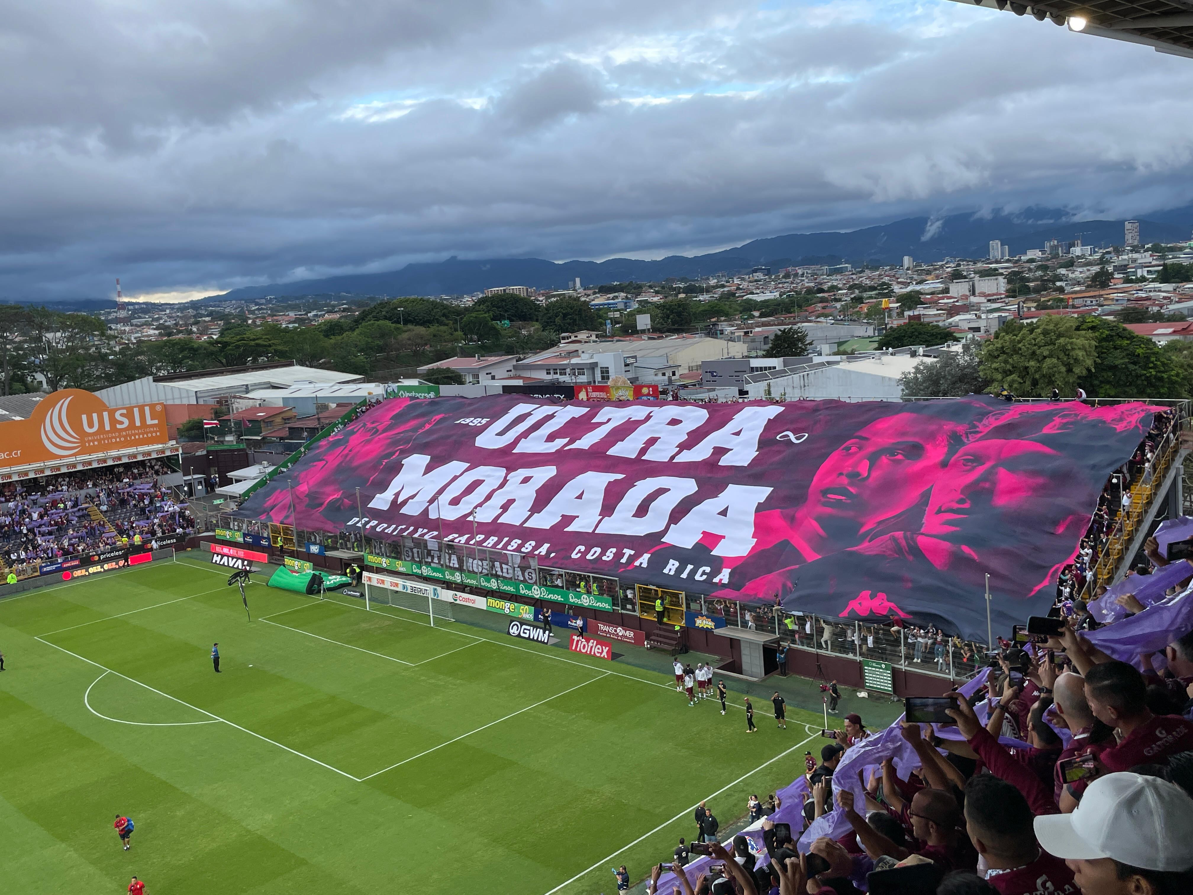 Manta de la Ultra de Saprissa ante San Carlos