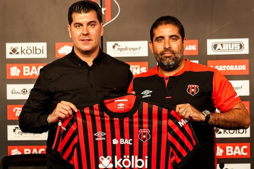 Solo un integrante del cuerpo técnico de Óscar Ramírez en Alajuelense sigue con Ismael Rescalvo