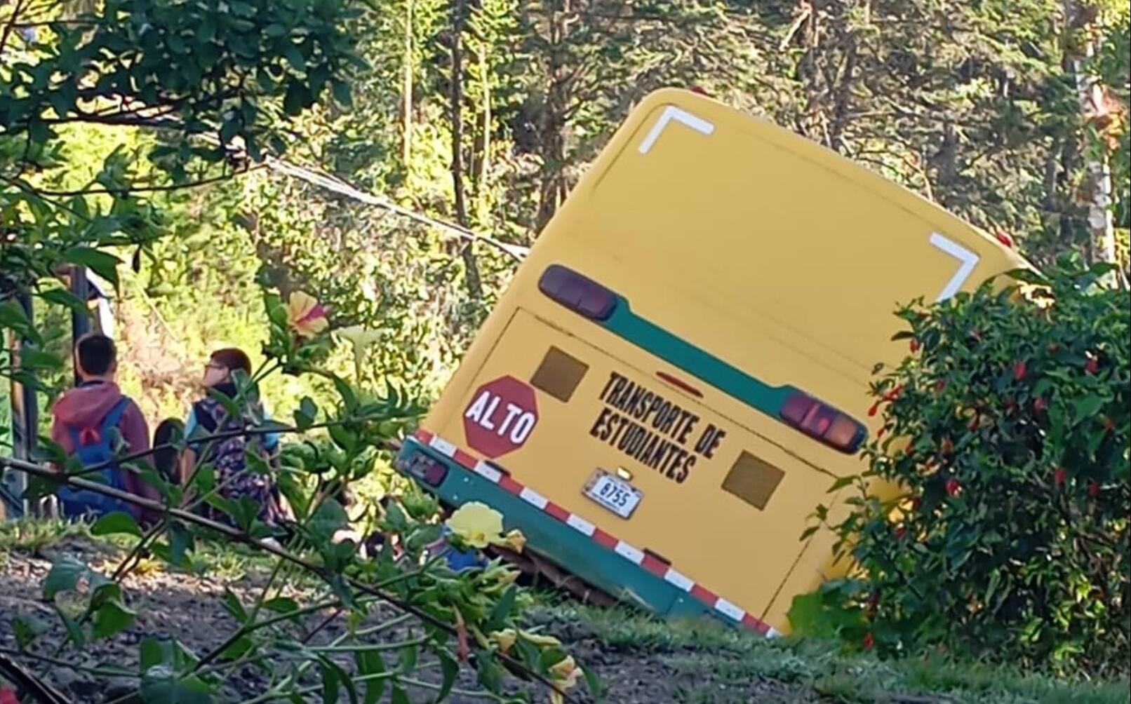 Un autobús con 20 estudiantes abordo se volcó en Desamparados