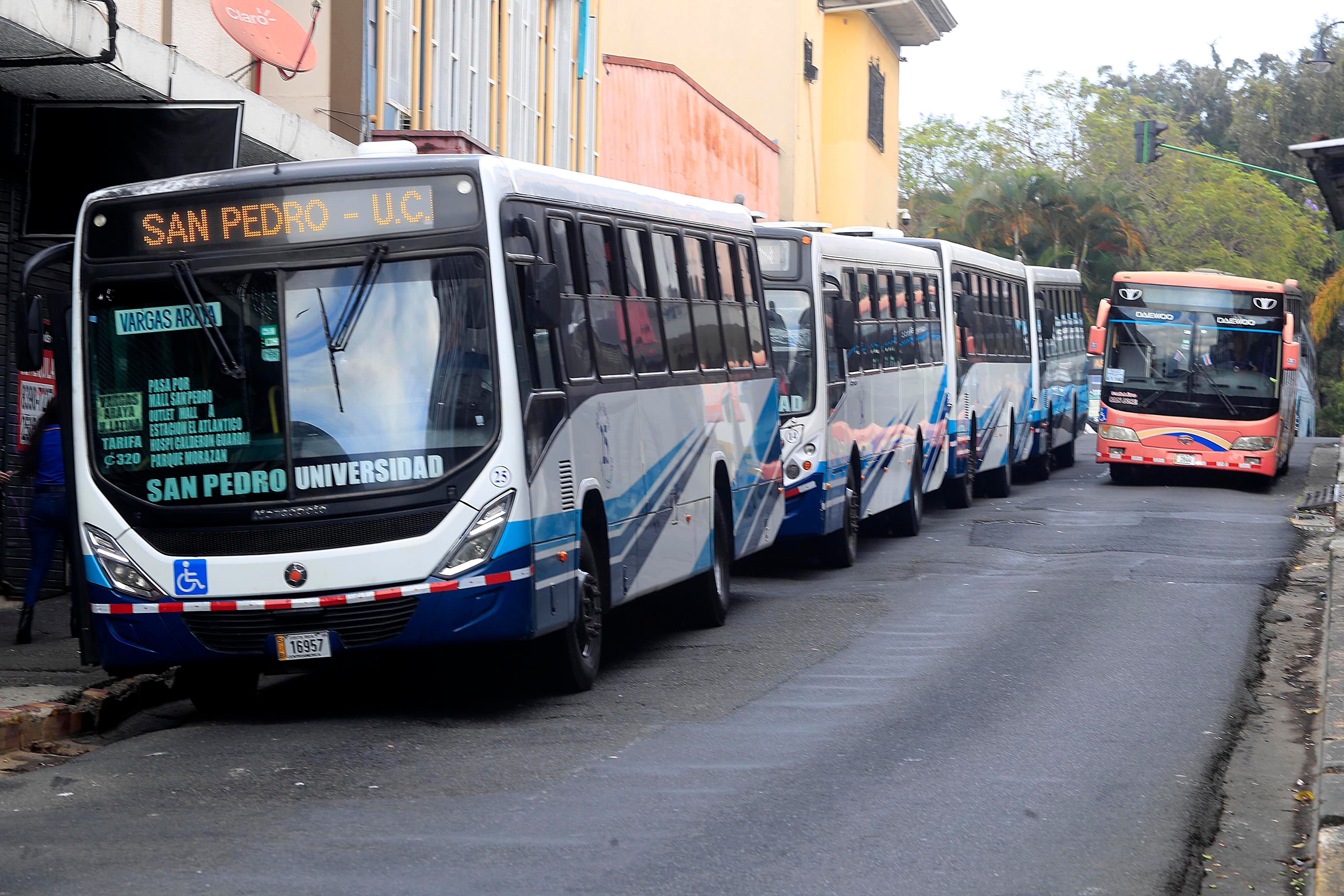 26/01/2023 San José. Buses en mal estado, sin basureros, sucios y poco confortables. Así son las unidades de transporte público que todos los días mueven a miles de pasajeros en la Gran Area Metropolitana. Mientras que el Consejo Técnico de Público (CTP) sigue sin hacer cumplir las normas a los autobuseros.