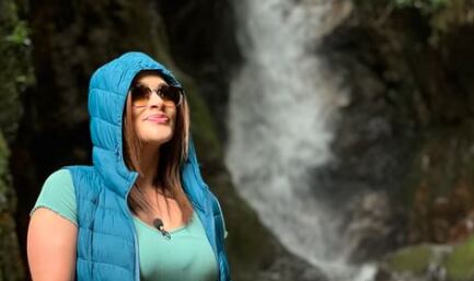 Gabriela Jiménez disfrutó de la frescura de la catarata en Hacienda La Lucha.