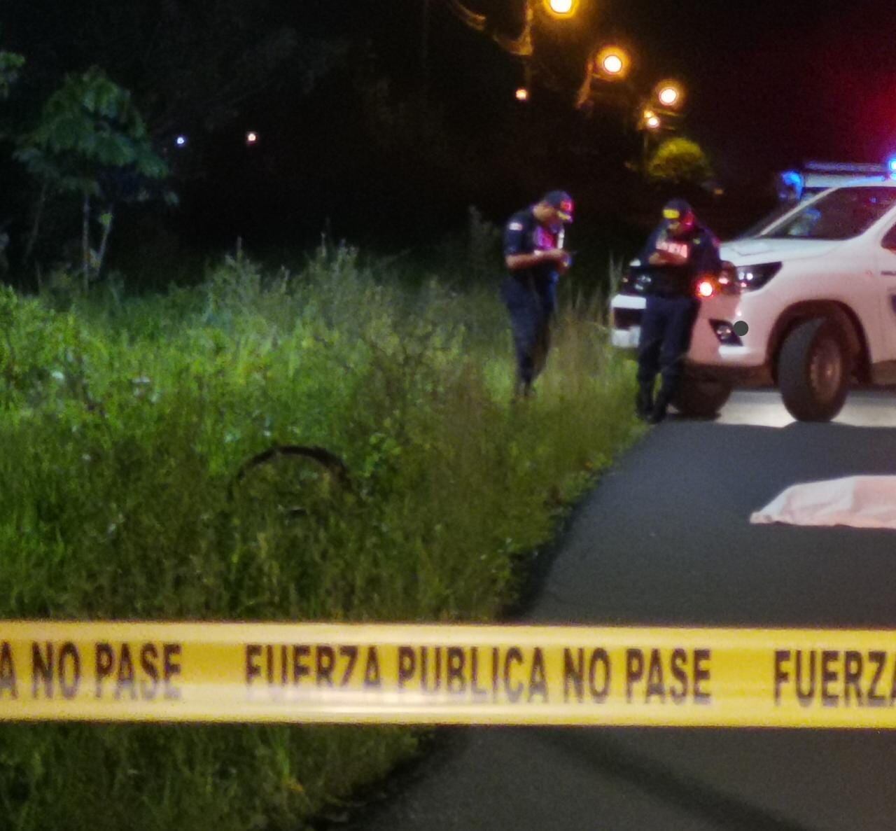 A un lado de la calle asfaltada, muy cerca del cuerpo, quedó la bicicleta que conducía el pedalista de 30 años, ultimado de tres balazos en Guápiles. Foto: Reiner Montero.