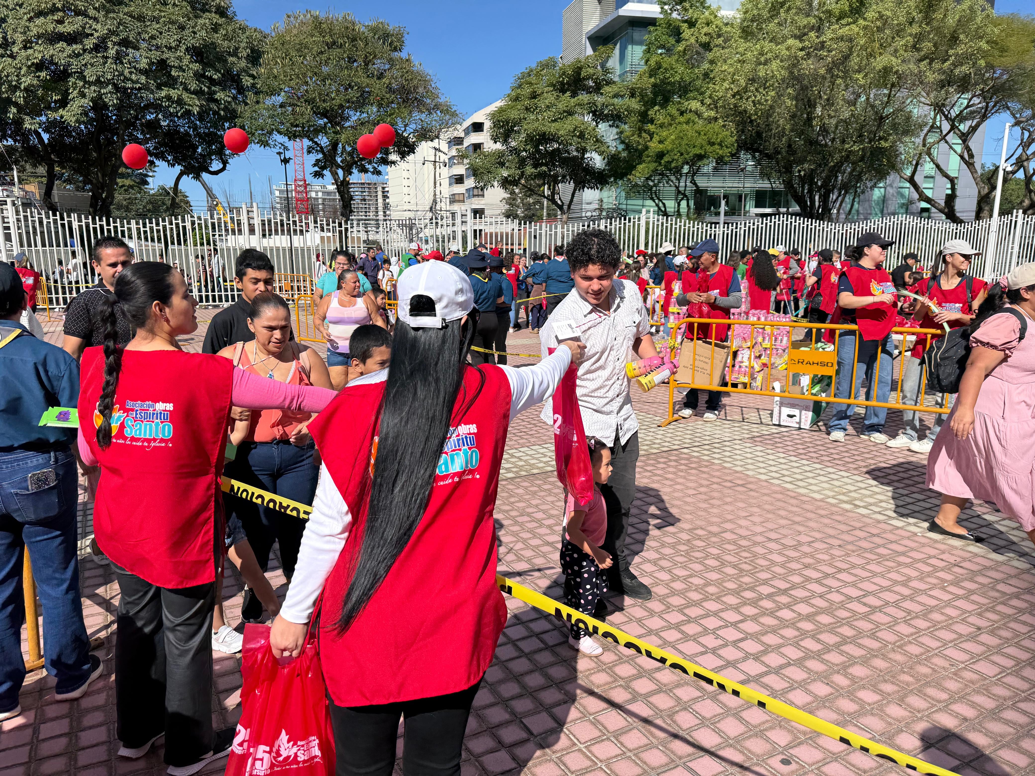 Desde temprano, miles de niños hicieron fila para ingresar al Estadio Nacional y vivir la tradicional fiesta navideña del padre Sergio.