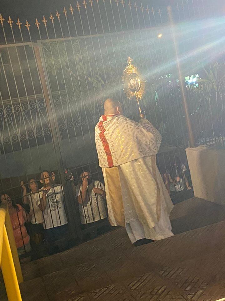 Fotos de católicos en las bancas de la Iglesia de Hatillo 3 le dan la vuelta al mundo