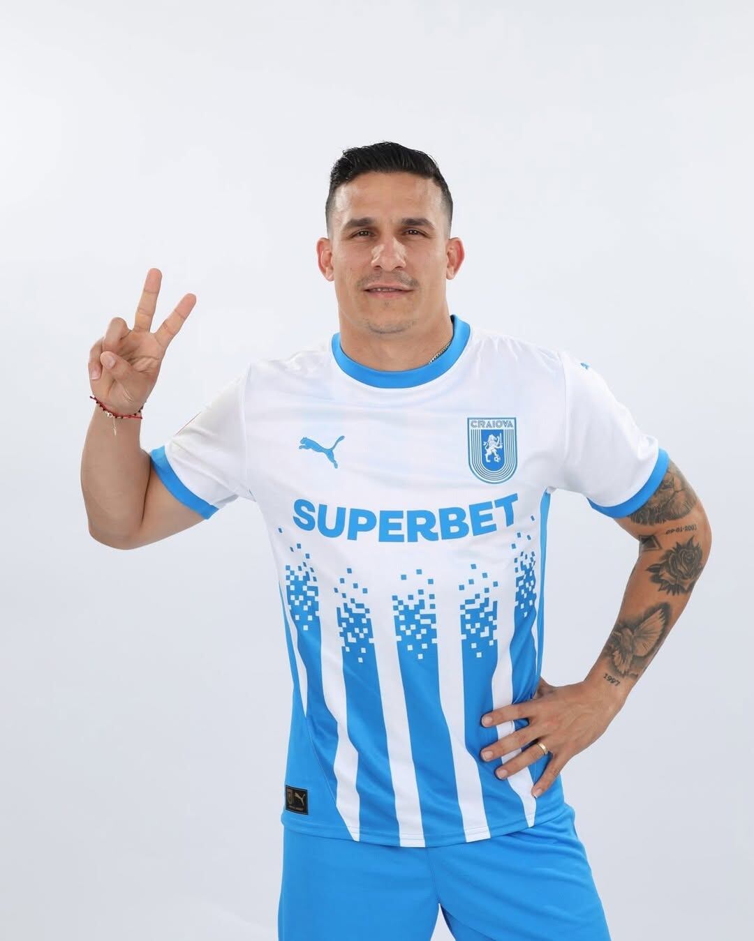 Luis Paradela regresó a las canchas, luego de casi un año de inactividad, por una lesión de ligamento cruzado. Instagram Universitatea Craiova.