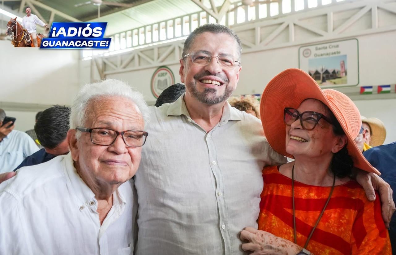 El presidente Rodrigo Chaves lució sus nuevos dientes en su gira en Guanacaste.
