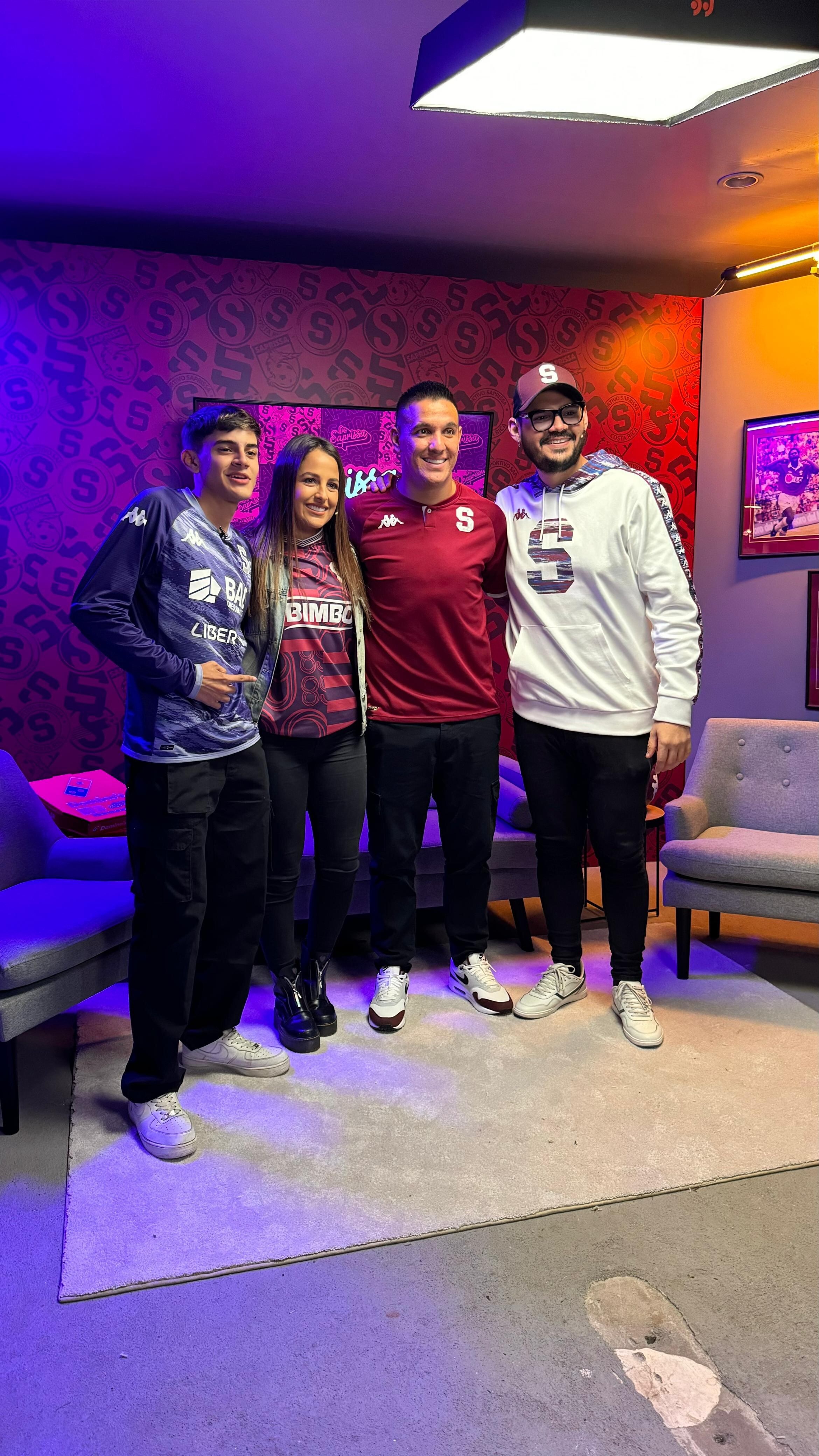 El DannyCR, Lina Arciénagas, Sebastián Niño, programa Los Saprissa