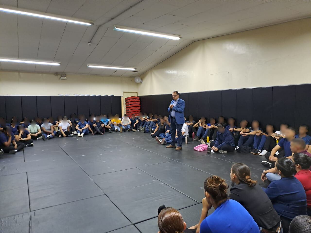 Gerald Campos, ministro de Justicia y Paz, se reunió con los oficiales tras la tragedia. Foto Ministerio de Justicia y Paz.