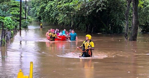 Los cuerpos de emergencia se encuentran realizando labores de evacuación en Santa Cruz.