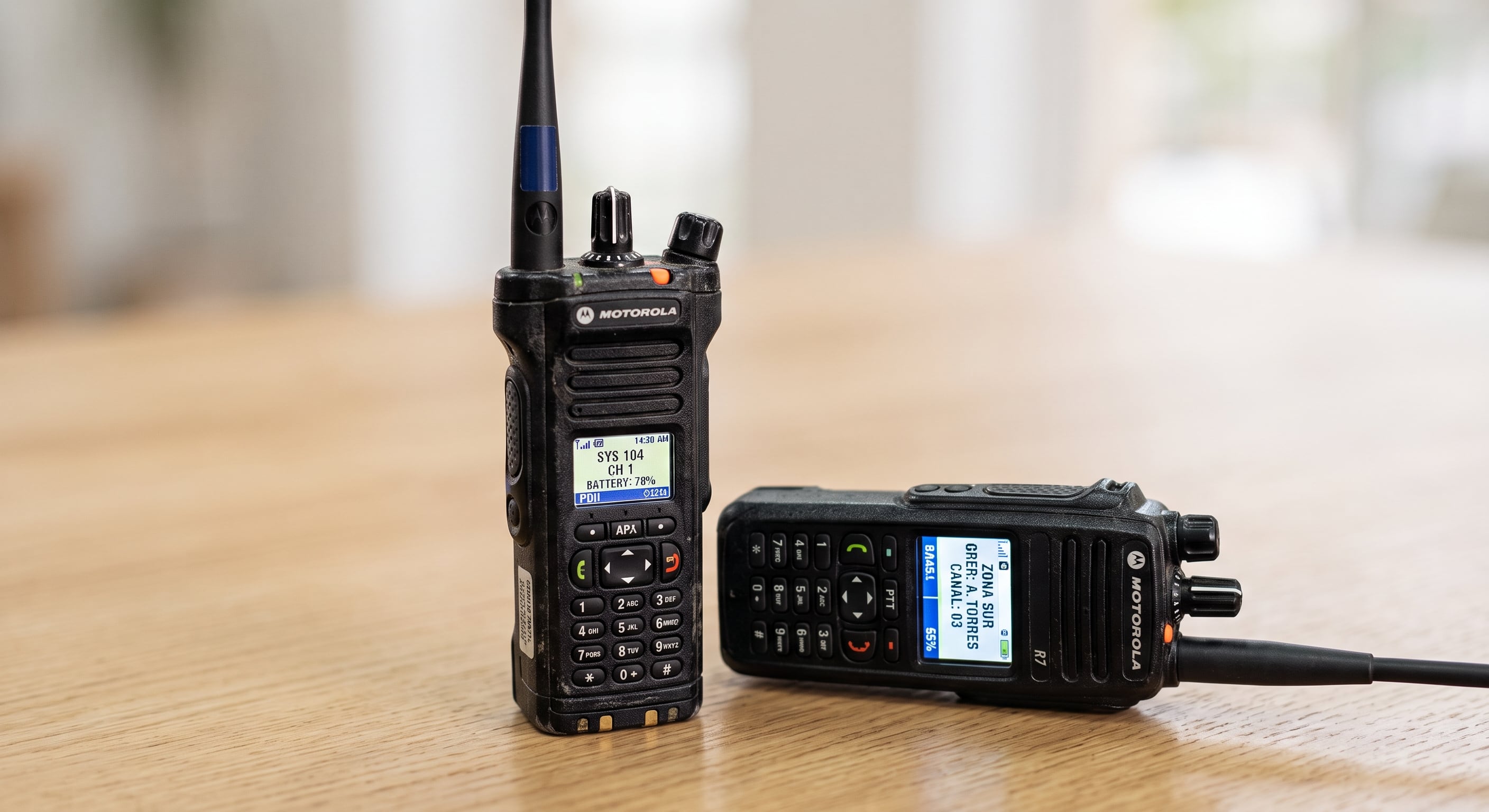 Los sospechosos tenían radios en su poder con los que escuchaban lo que decía la Policía. Foto: Gemini IA