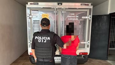 Detienen a mujer sospechosa de planear el homicidio de un joven por venganza