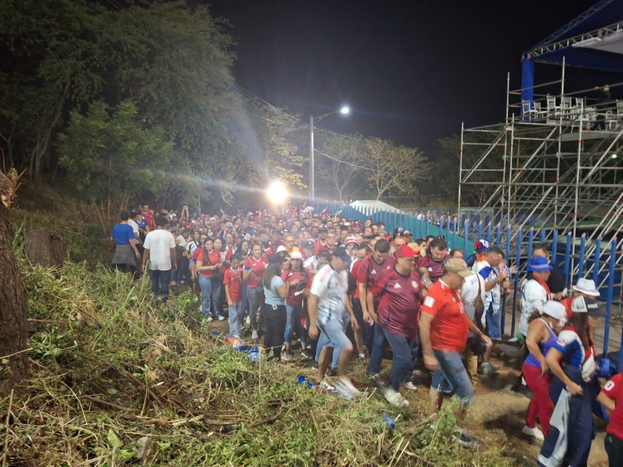 Aficionados costarricenses tuvieron problemas para entrar al Estadio Nacional en Managua, Nicaragua