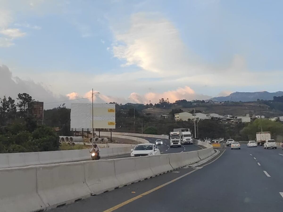 Así se veía el tránsito de carros que subían a Cartago.