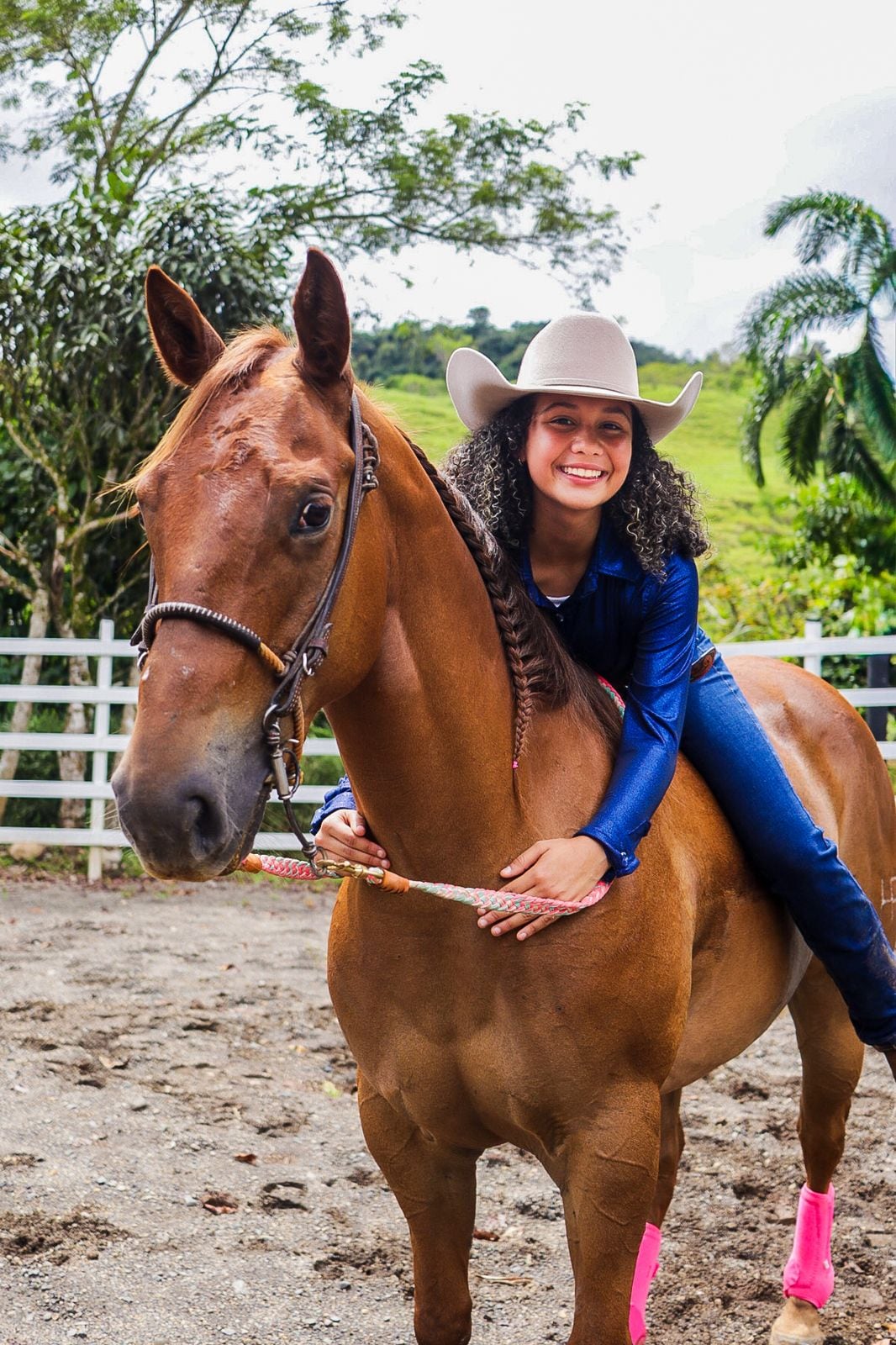 Mahischa Hernández pasó de vivir entre hospitales y cirugías a convertirse en una de las jóvenes promesas de los barriles en Costa Rica junto a su yegua Mariposa
