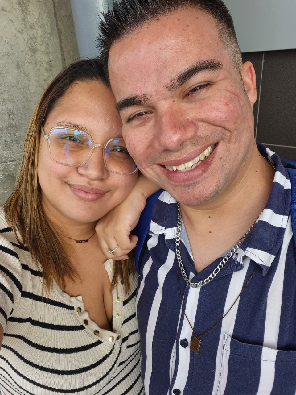 Jefrrey Jesús Rodríguez Mora nació en El Roble y lleva 10 años viviendo en Barranca, Puntarenas. Con 29 años dice que ha “trabajado en todo” para salir adelante y ahora trabaja en el crucero Disney Destiny que se inaugura el 20 de noviembre del 2025