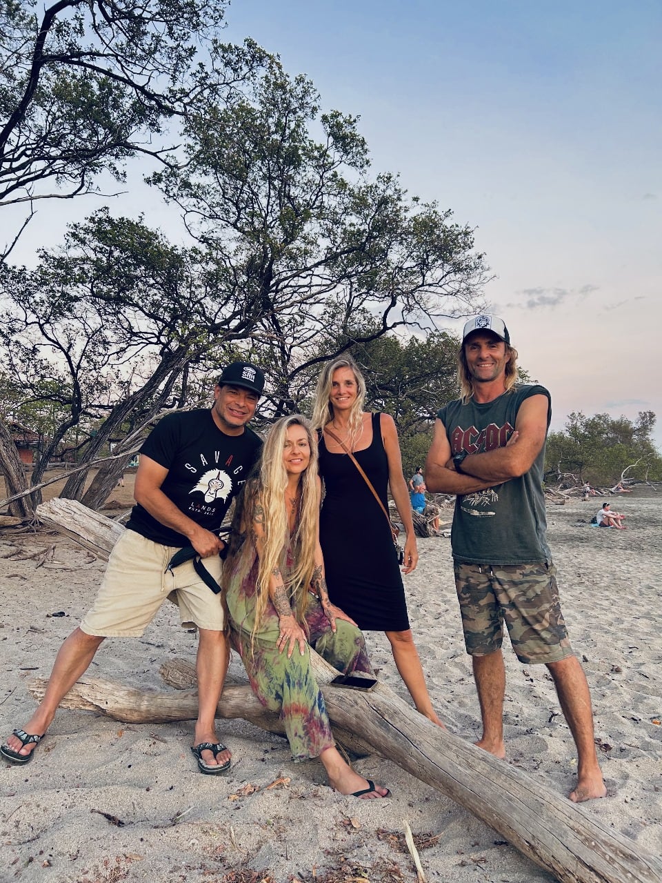 Robert Trujillo de Metallica, siembra árbol en playa Negra