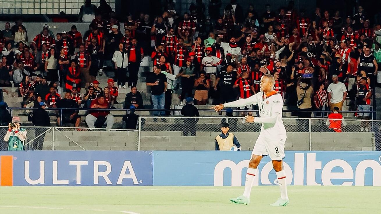Liga Deportiva Alajuelense hacía un buen partido contra Pumas, pero un despiste terminó con un gol en contra.