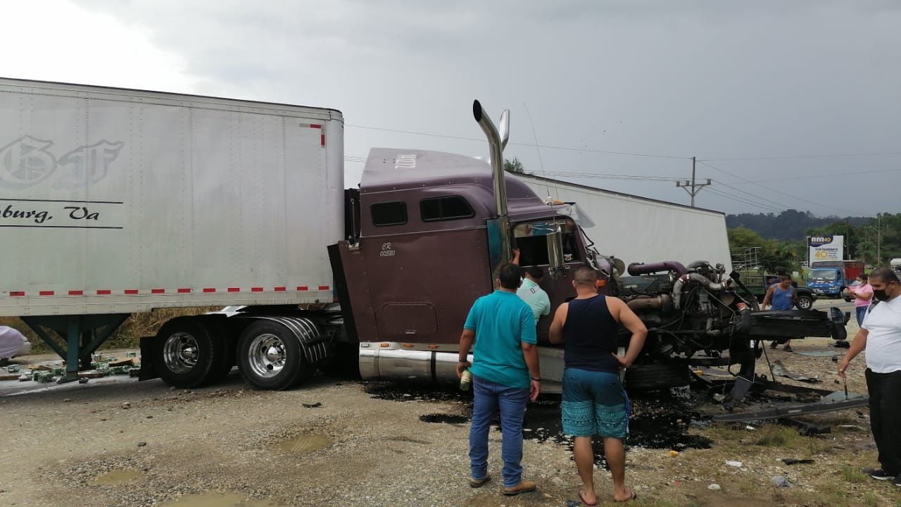 Choque trailer en Río Claro. Foto Alfonso Quesada.