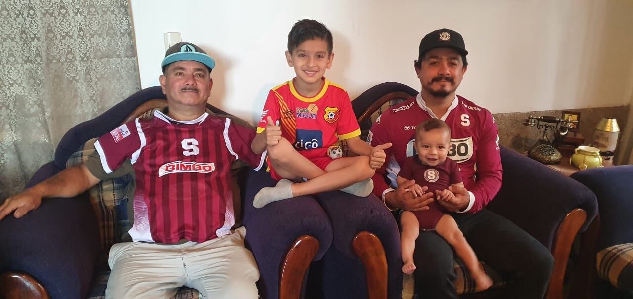 Su tío Steven y su abuelo Berny lo apoyan pese a que no comparten los mismos colores. Cortesía.