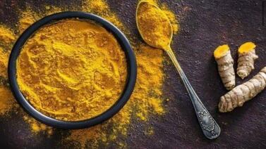 Tomar cúrcuma con jugo de limón en las mañanas, tiene grandes beneficios que pocos saben