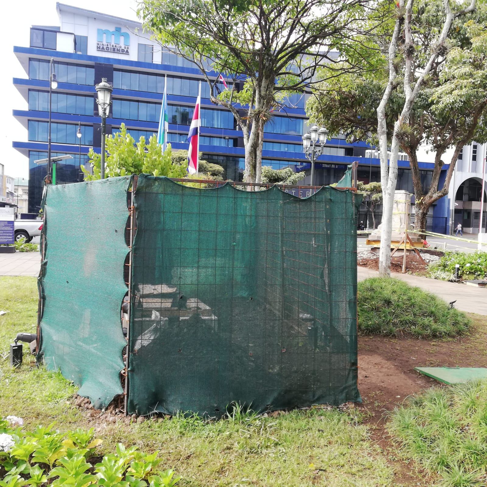 El monumento a Juan Mora Fernández, ubicado en la plaza del mismo nombre, frente al Teatro Nacional, se comenzó a restaurar el 25 de octubre para ser reubicado en el lugar en que se puso cuando se inauguró hace 100 años