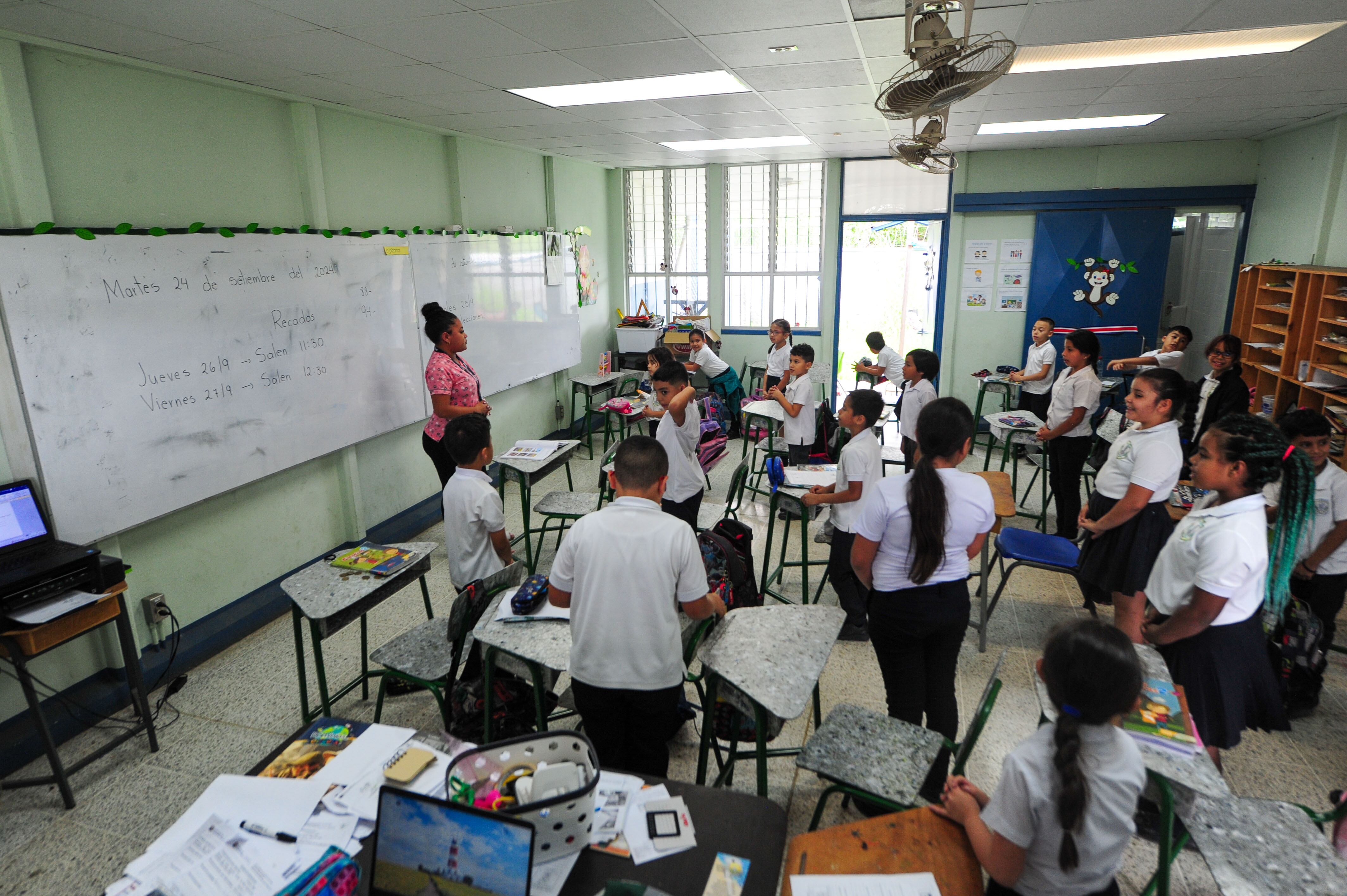 Colima de Tibás. Escuela Rafael Vargas Quirós, instalaciones nuevas contiguo a la planta del ICE, la antigua escuela se encontrabá en los terrenos donde pasa la circunvalación norte. Fue construida nueva gracias al dinero que prestó el BCIE para la Circunvalación Norte.