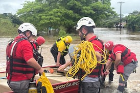Personas quedan atrapadas en techos por inundaciones en Liberia y Bomberos despliega operativo de rescate