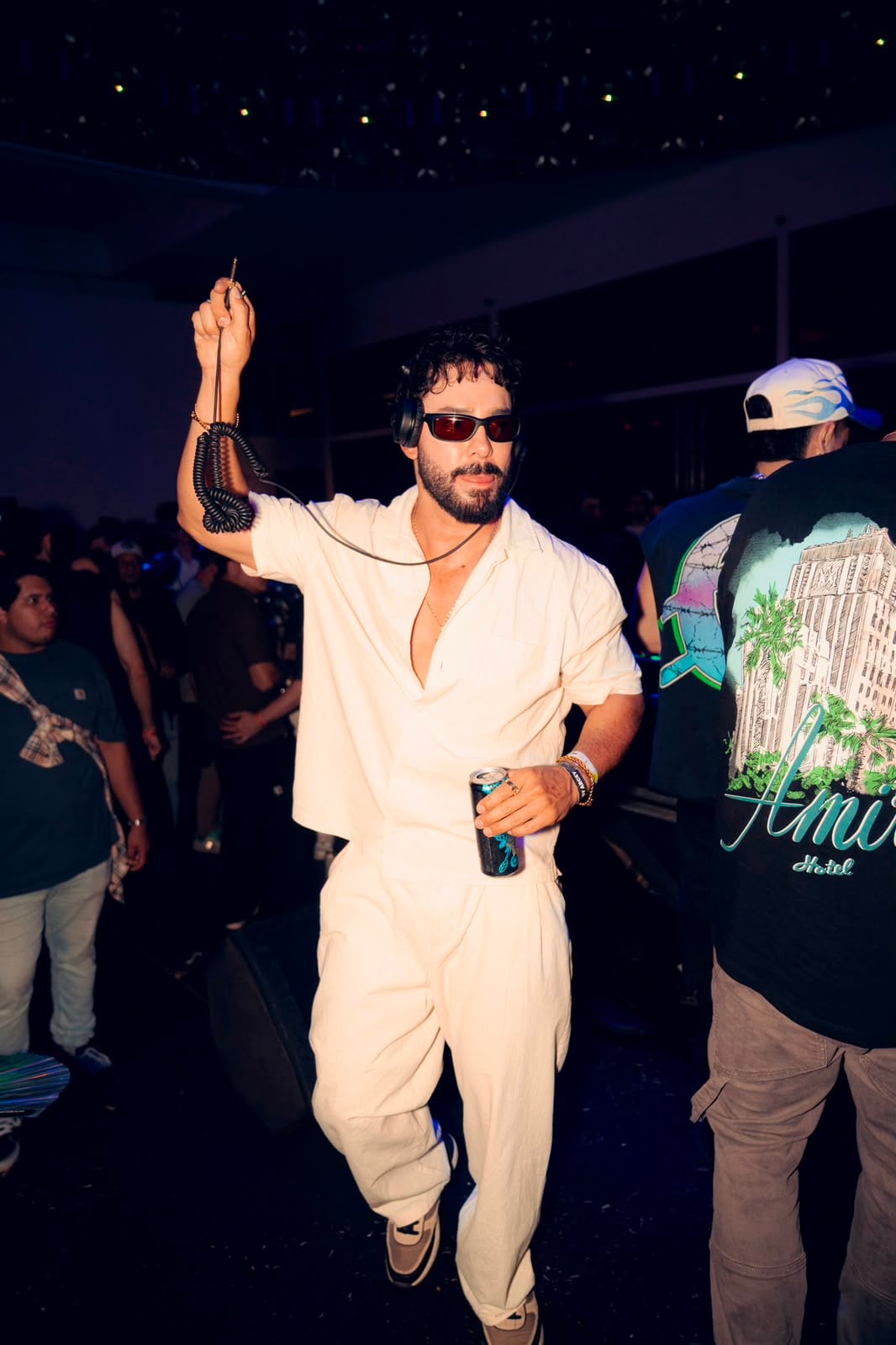 Daniel Carvajal, conocido ahora como DJ Leinad, lanzó su primer tema musical llamado "Duro".