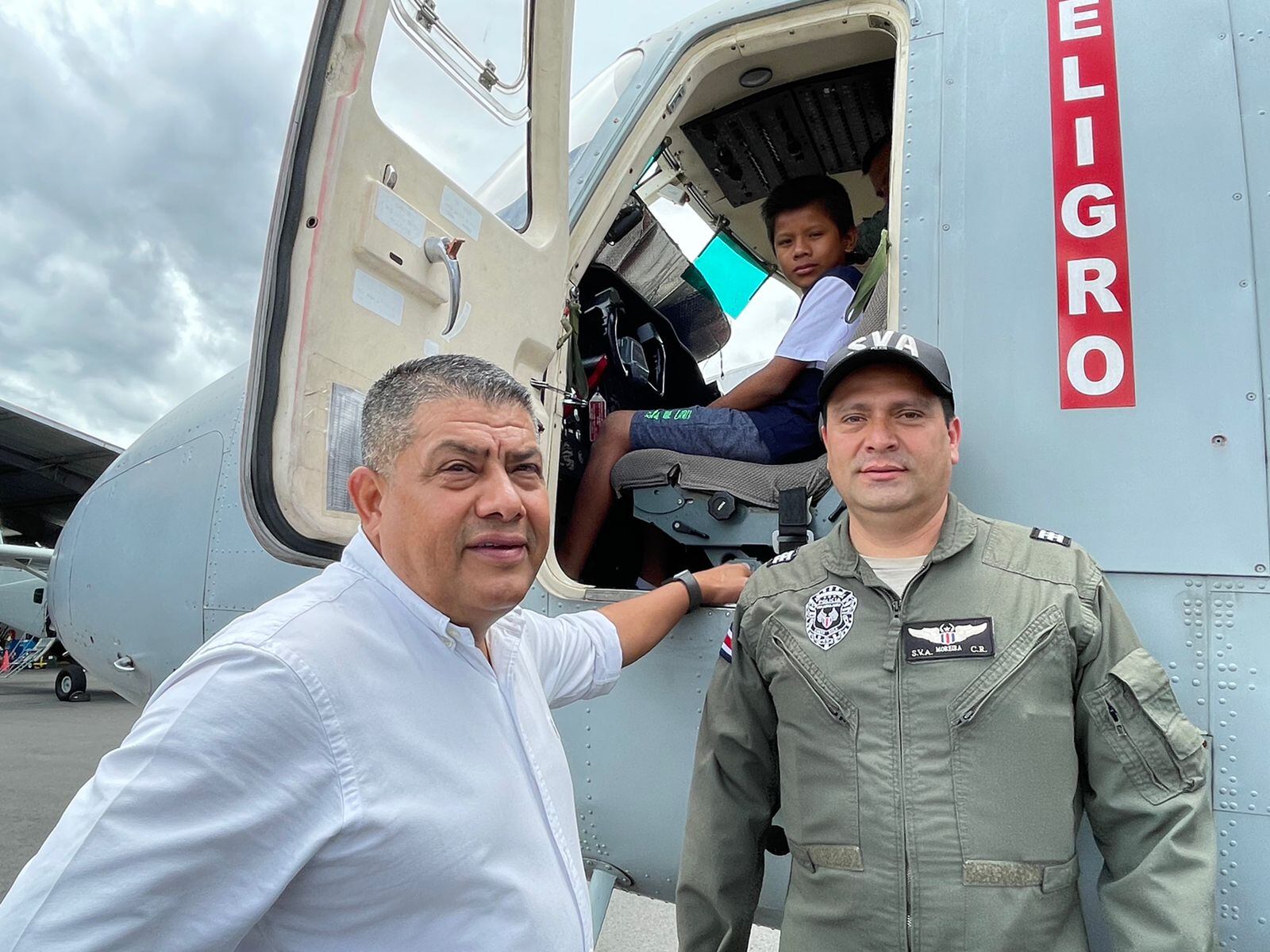 Policías cumplieron anhelo de niño que sueña ser piloto. Foto MSP.