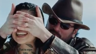 Modelo del nuevo video de Christian Nodal responde con todo tras ser comparada con Cazzu