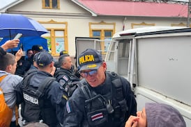 (Video) Simpatizantes del Gobierno y opositores se enfrentan a gritos en Cartago, se dijeron de todo
