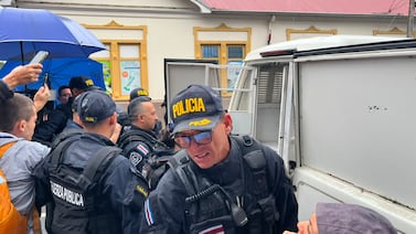(Video) Simpatizantes del Gobierno y opositores se enfrentan a gritos en Cartago, se dijeron de todo
