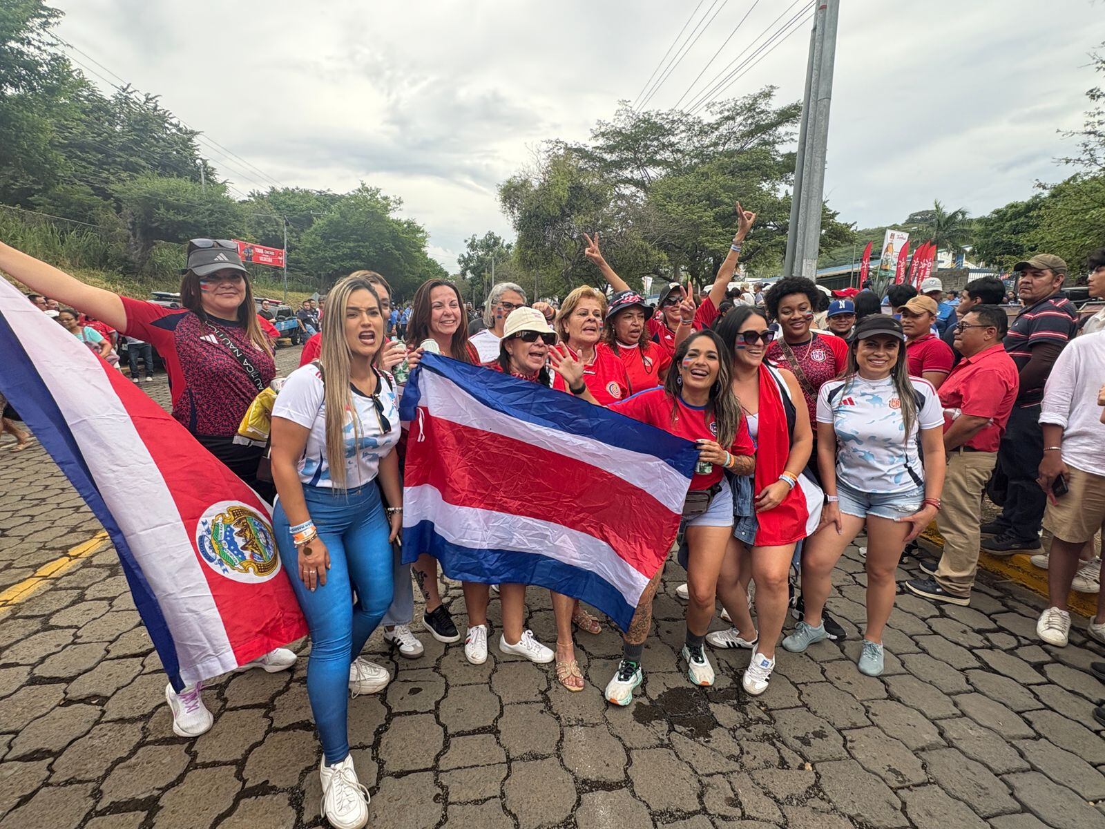 Ambiente de aficionados de Costa Rica en el Estadio Nacional de Managua en Nicaragua.