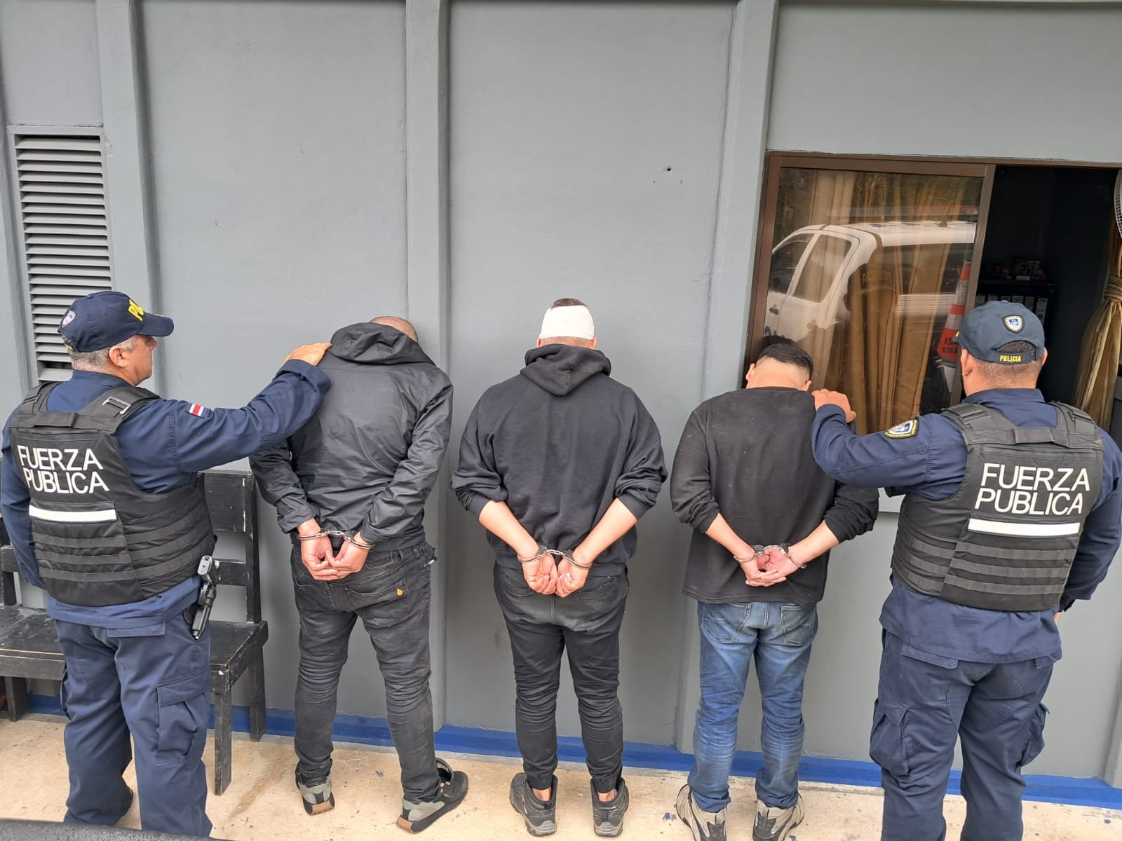 Los cuatro sospechosos fueron detenidos poco después de asaltar la casa en Sarchí. Foto MSP.