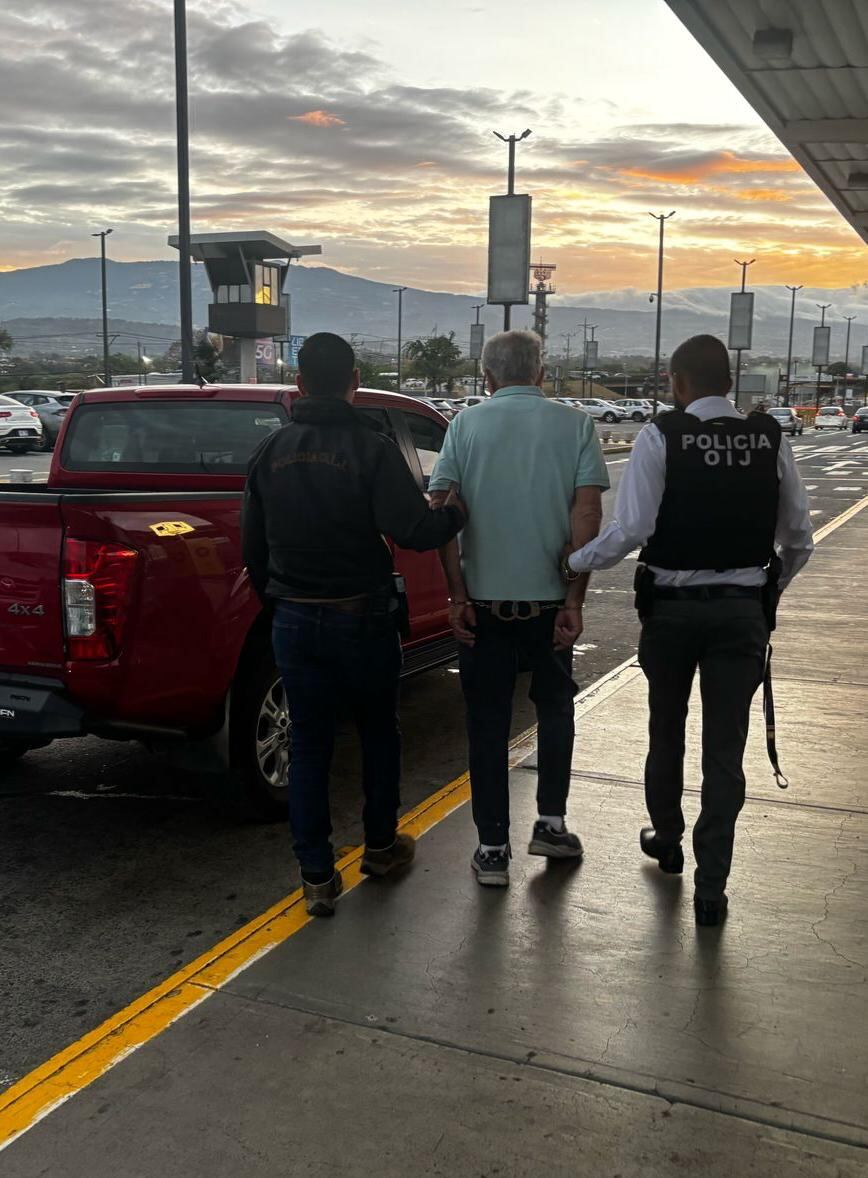 El norteamericano de apellido Ringle, de 72 años, fue detenido en el aeropuerto Juan Santamaría, por ser sospechoso de explotación sexual. Foto: OIJ