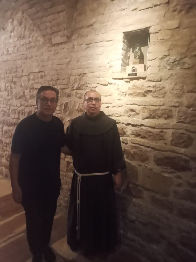 El pasado 10 de julio el escultor costarricense, Luis Alonso Ramírez, estuvo de visita en el Santuario Basílica de Nuestra Señora de los Ángeles en Asís, Italia. En la foto el escultor en Asís junto a fray Cornelio Pallares