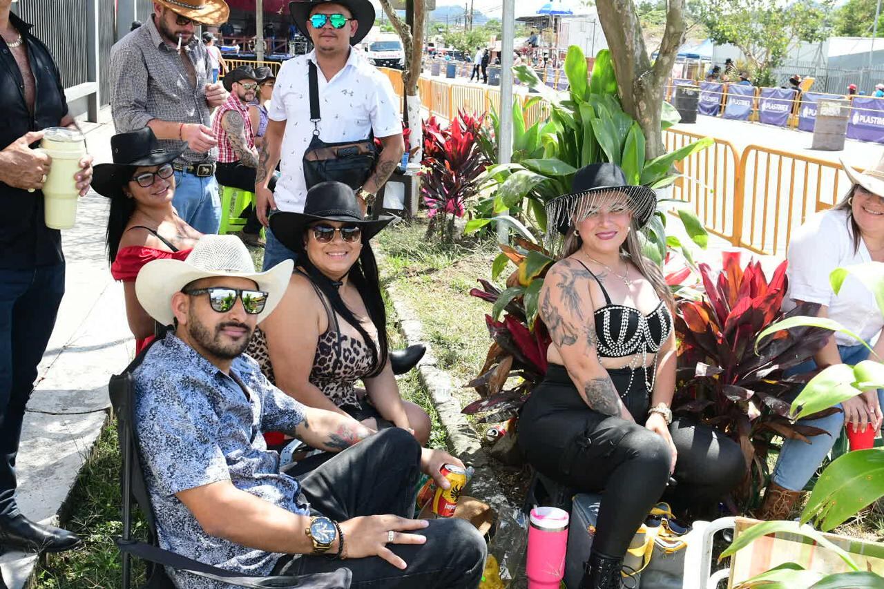 कुटुंब आणि मित्र पालमारेसच्या मुख्य रस्त्यावर शीर्षस्थानी जमतात. छायाचित्रण: जॉर्ज नवारो.