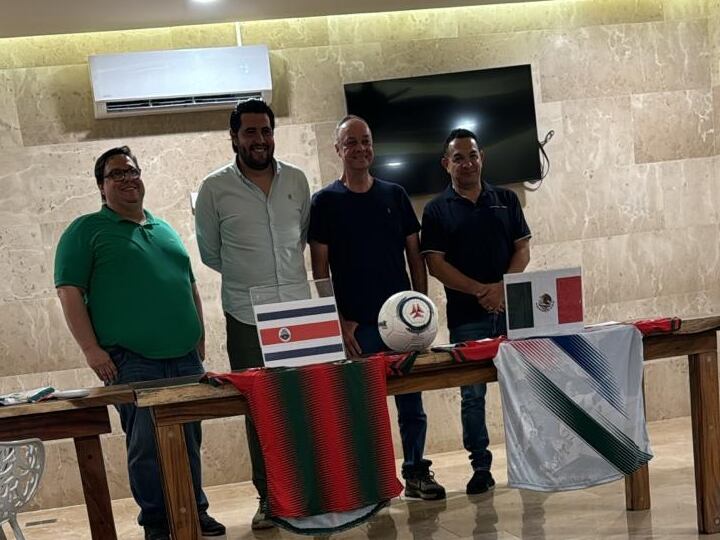 Ronald Freer, junto con Leonardo Cova, Jorge Arias y Jorge García.